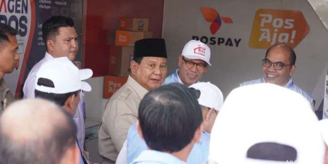 Prabowo Subianto mengunjungi Kantor Pos yang akan menjadi mitra Koperasi Desa Merah Putih


