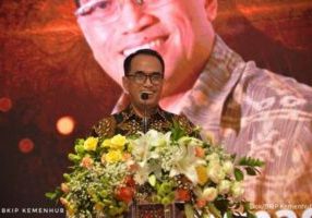 Menhub Budi KS memberikan sambutan acara Malam Anugerah Prestasi PT Dharma Lautan Utama di Surabaya

