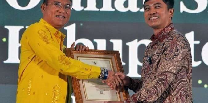 Wamenkes Prof. Dante pada pemberian Penghargaan Sanitasi Total Berbasis Masyarakat 

