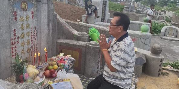 Hari ini puncak Cheng Beng, etnis Tionghoa sembahyang di pemakaman Yasobas Kota Tebing Sumatera Utara