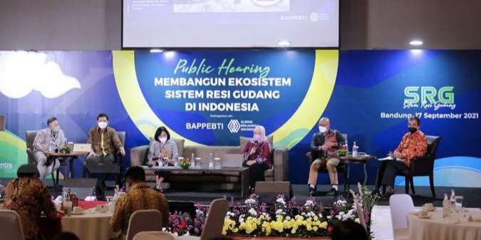 Diskusi, menghadirkan beberapa narasumber