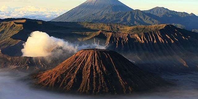 1684652010663-GUNUNG_BROMO_INDONESIA