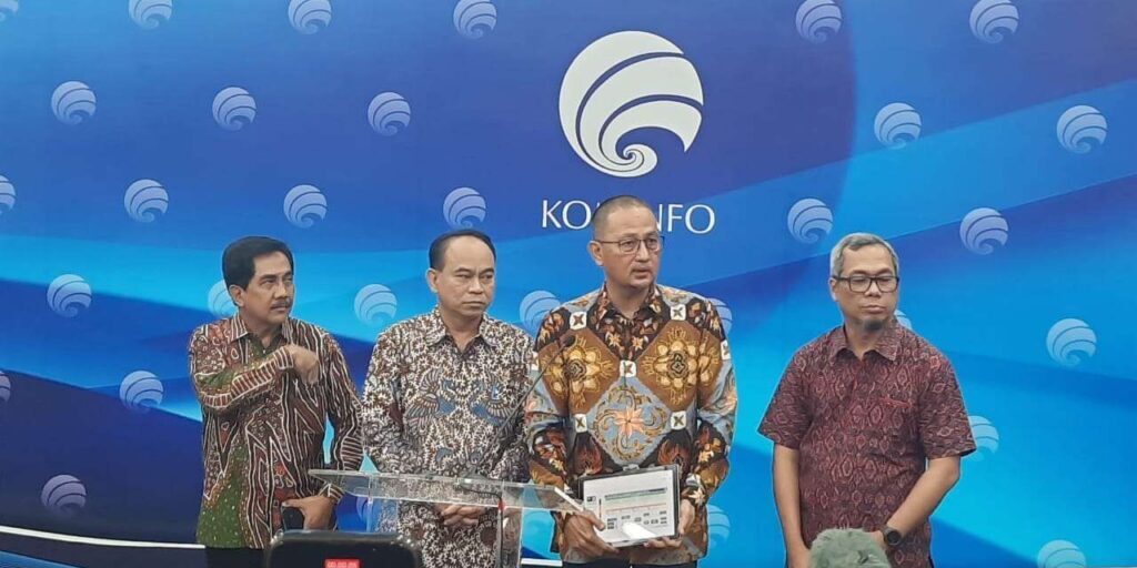 Menteri Komunikasi dan Informatika Budi Arie Setiadi (dua dari kiri) dan Dirjen Aplikasi Informatika Kemkominfo Semuel Abrijani Pangerapan (dua dari kanan) saat Konferensi Pers di Media Center Kemkominfo, Jakarta, Kamis (20/7/2023) 