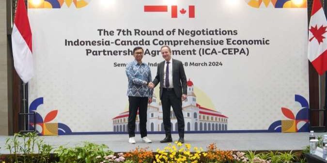 Dirjen Perundingan Perdagangan Internasional Kemendag RI Djatmiko Bris Witjaksono (kiri) dan Associate Assistant Deputy Minister Global Affairs Canada Aaron Fowler (kanan) pada Perundingan Putaran ke-7 ICA–CEPA 

