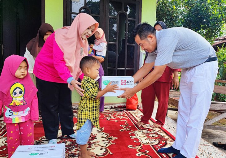 Agus Sapari menyerahkan bantuan makanan tambahan untuk anak mengalami stunting