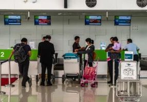 Sejumlah penumpang beraktivitas di area check in atau konfirmasi tiket di Bandara Internasional Jenderal Ahmad Yani Semarang, Jawa Tengah, 