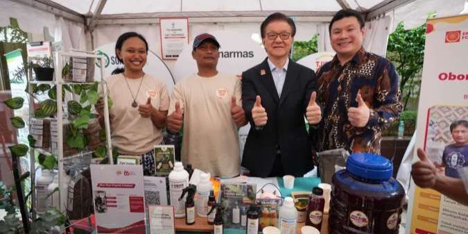 Sinar Mas Board Member, Franky Oesman Widjaja (kedua dari kanan) dan Direktur Utama Bank Sinarmas, Frenky Tirtowijoyo (kanan) di booth UMKM binaan Bank Sinarmas Tjipta UMKM Fair 2024

