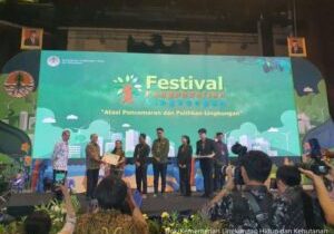 Sekjen KLHK Bambang Hendroyono menyerahkan piagam apresiasi kepada pemenang Booth Pameran