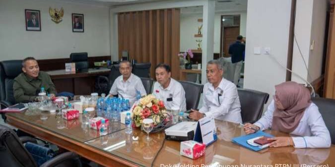 Dirut PalmCo Jatmiko Santosa diskusi dengan Ketua Aspekpir Kalbar YS Marjitan


