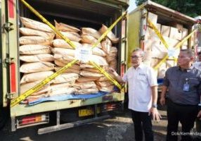 Menteri Perdagangan Zulkifli Hasan memimpin pemusnahan produk impor melanggar aturan di Kawasan Gudang Karang Asem, Citeureup, Kabupaten Bogor, Jawa Barat