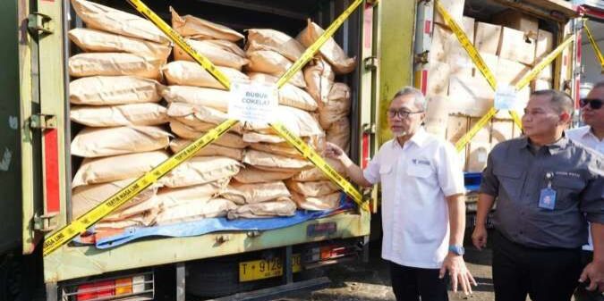 Menteri Perdagangan Zulkifli Hasan memimpin pemusnahan produk impor melanggar aturan di Kawasan Gudang Karang Asem, Citeureup, Kabupaten Bogor, Jawa Barat