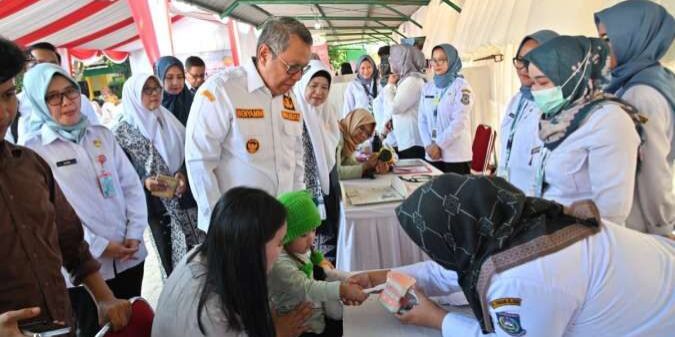 Wali Kota Tangerang Selatan, Benyamin Davnie berinteraksi dengan masyarakat memeriksakan kesehatan