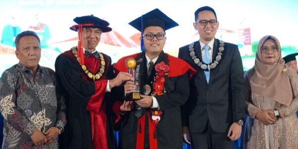 Zaki menerima penghargaan sebagai salah satu wisudawan terbaik dalam Wisuda ke-15 Universitas Pertamina. (Foto: Humas UPER)
