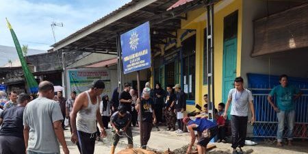Penyembelihan hewan qurban di mushola Muhammadiyah jalan Bambu Kecamatan Medan Timur, Sumatera Utara. (Foto: Fadmin Malau)