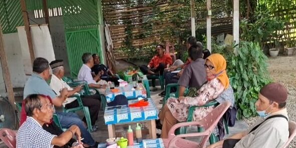 Tim Pembangunan Perumahan PWI Sumut rapat di Kafe Pojok PWI Desa Sampali Percut Sei Tuan dipimpin Ketua Tim Abyadi Siregar 

