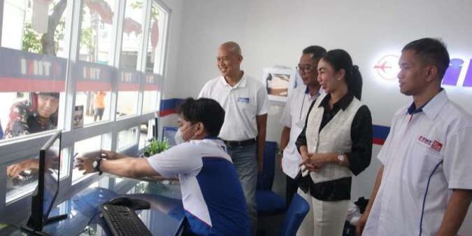 Yulina Hastuti, President Director TIKI meresmikan Station TIKI Warung Jati