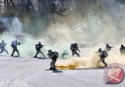 Marinir Korea Selatan dan Amerika Serikat mengikuti latihan militer musim dingin di Pyeonchang, sekitar 180km dari Seoul, Korea Selatan