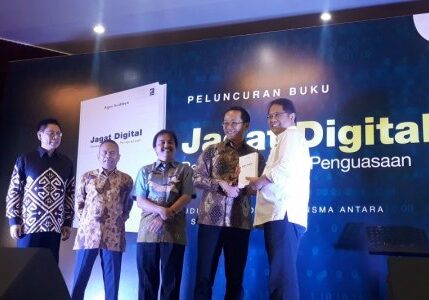 Anggota Dewan Pers Agus Sudibyo menyerahkan buku "Jagat Digital, Pembebasan dan Penguasaan" kepada Menteri Kominfo Rudiantara