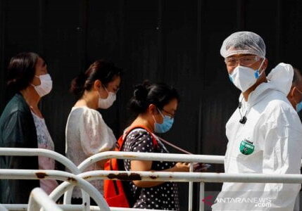 Warga mengantre untuk menjalani tes asam nukleat di sebuah lokasi pengujian sementara menyusul merebaknya kembali virus Corona baru atau COVID-19 di Kota Beijing, China