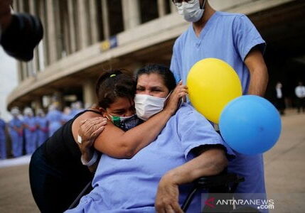 Helena Elvira, 63 tahun, dipeluk kerabatnya saat dia meninggalkan rumah sakit darurat di Stadion Mane Garrincha di Brasilia, Brazil