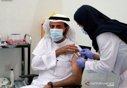Menteri Kesehatan Arab Saudi, Tawfiq Al-Rabiah menerima suntukan pertama vaksin COVID-19 di kota Riyadh, Arab Saudi (17/12/2020)