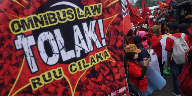 Buruh berunjukrasa