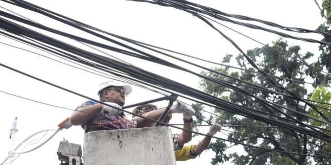 Pemotongan kabel udara guna mempercepat program Sarana Jaringan Utilitas Terpadu
