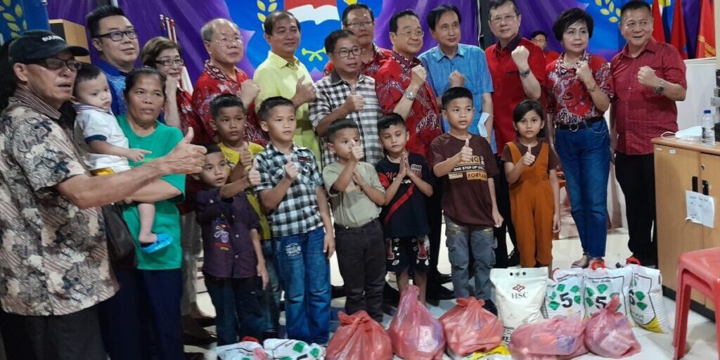 Ketua PSMTI Sumut Tongariodjo Angkasa dan PSMTI Medan, Johan Tjongiran bersama dr. Sofyan Tan dan pengurus PSMTI lain, berfoto bersama anak-anak Panti Asuhan Bintang Penabur Kasih