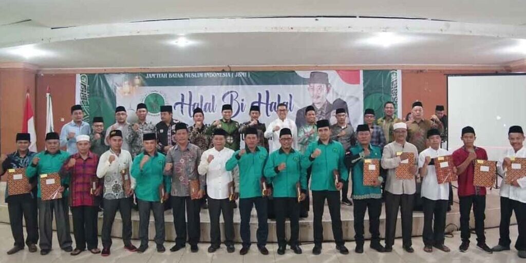 Ketua Umum JBMI Arif Rahmansyah Marbun foto bersama pengurus JBMI saat Halal Bihalal Idulfitri 1444 H di Medan