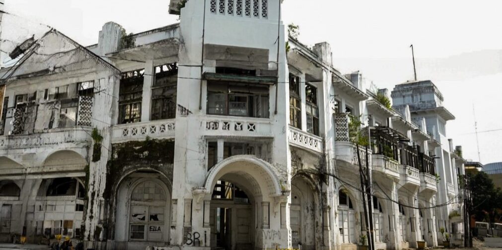 gedung Warenhuis di Jalan Ahmad Yani VII 