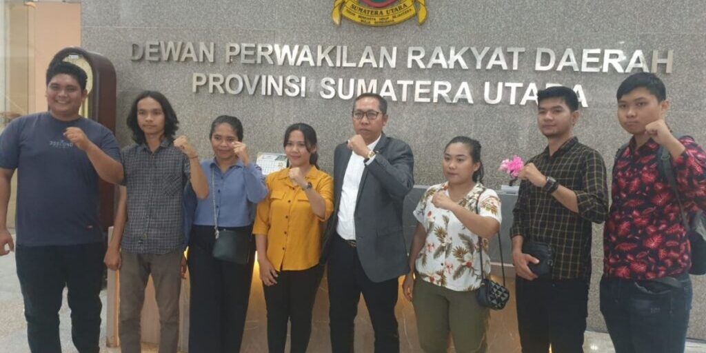 Para mahasiswa UNPRI 