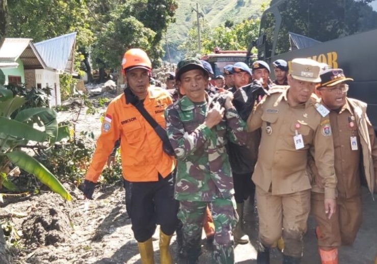 Tim SAR gabungan mengevakuasi korban. (foto: repro onanl)


