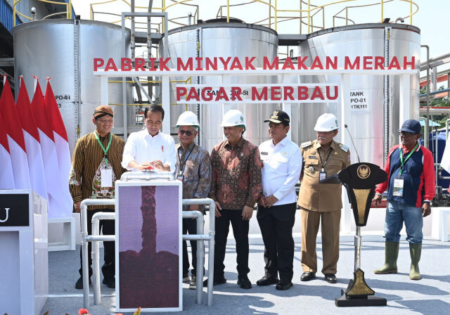 Presiden Joko Widodo resmikan pabrik percontohan minyak makan merah Pagar Merbau di Kabupaten Deli Serdang, Provinsi Sumatra Utara, kemarin Kamis. (Foto: BPMI Setpres)