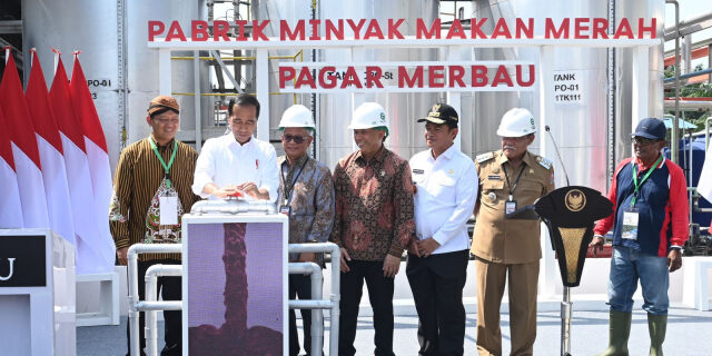 Presiden Joko Widodo resmikan pabrik percontohan minyak makan merah Pagar Merbau di Kabupaten Deli Serdang, Provinsi Sumatra Utara, kemarin Kamis. (Foto: BPMI Setpres)