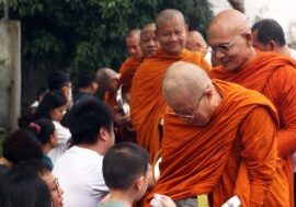 Umat Buddha memberi dana makanan kepada para Bhikkhu saat menjalankan tradisi Pindapatta di Vihara Salaprakcha Semakhom 
