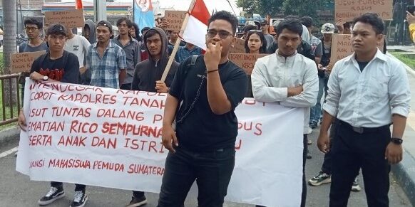 Massa Aliansi Mahasiswa Sumatera Utara Bersatu mendesak pengungkapan kebenaran kasus kebakaran rumah wartawan di Tanah Karo, Kamis (4/7/2024)

