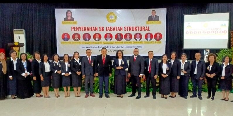 Rektor USM Indonesia, Ivan Elisabeth Purba dan Ketua Yayasan Sari Mutiara Parlindungan Purba berfoto bersama 11 pejabat struktural USM Indonesia usai menerima SK

