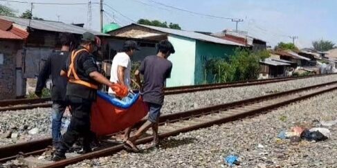 Jenazah korban tertabrak kereta api saat dievakuasi


