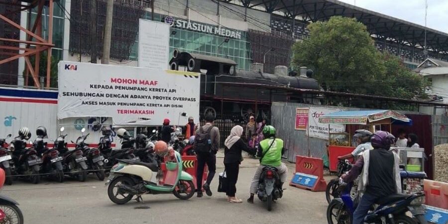 Arus lalulintas di depan Stasiun Kereta Api Medan ditutup

