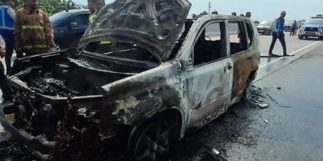 Mobil minibus Nissan Xtrail terbakar di ruas jalan tol Medan – Tebingtinggi




