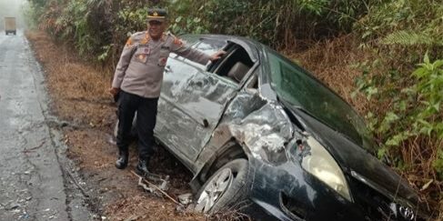 Personel Sat Lantas Polres Dairi mengecek mobil Innova laka lantas