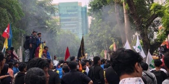 Mahasiswa kembali menggeruduk Gedung DPRD Provinsi Sumatera Utara, Rabu (27/8/2025)