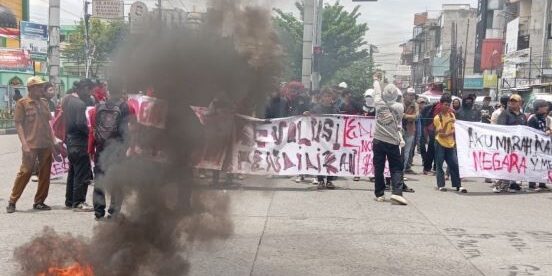 aksi unjuk rasa di persimpangan Jalan Sisingamangaraja dan Jalan Pelangi Medan, pada Senin (1/9/2025)