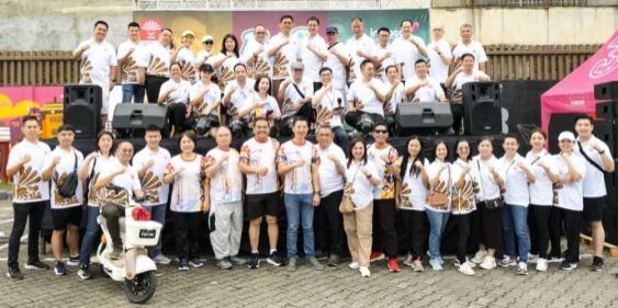 Foto bersama peserta dengan Dr. Dra. Lily, MBA, MH, Arman Chandra, Dr. Parlindungan Purba, SH, MM, Agus Sulistio, Bahari, SH, MH., Janlie, SE, Ak., Rendy Meir