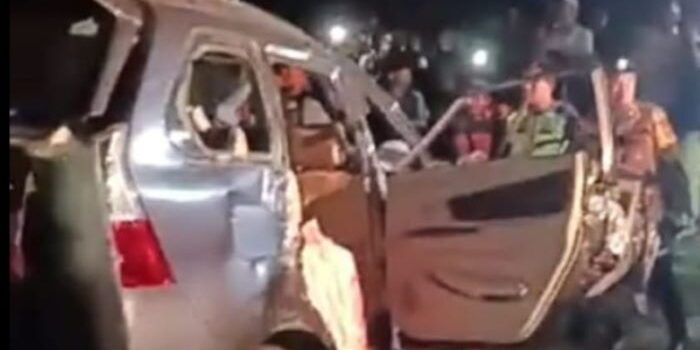 Rusak parah, minibus yang dihantam kereta api