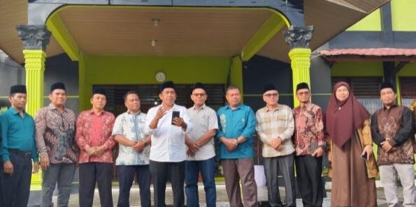 Rektor UIN Syahada Padangsidimpuan Prof Dr H Sumper Mulia Harahap MAg didampingi para wakil rektor, dekan dan kepala biro memberikan keterangan kepada wartawan
 
