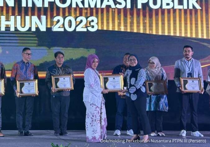 Holding Perkebunan Nusantara menerima penghargaan sebagai BUMN memiliki keterbukaan informasi kategori “cukup informatif”