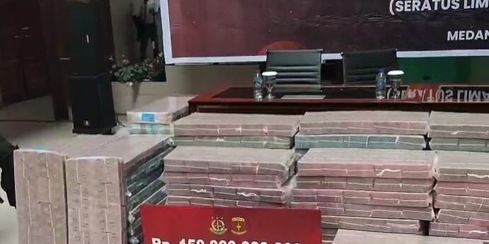 Tumpukan uang pecahan seratus ribu rupiah dan lima puluh ribu rupiah dibungkus plastik bening senilai Rp150 miliar 