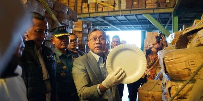 Mendag Zulkifli Hasan ekspose penemuanjuta produk keramik alat makan dan minum (tableware) berbagai merek asal impor tidak memenuhi ketentuan