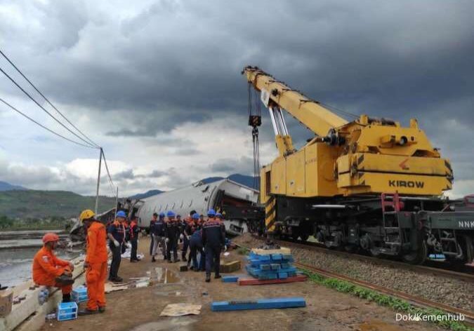 Evakuasi dilakukan DJKA bersama KAI dan pihak terkait dengan prioritas penanganan korban. (foto dok: kemenhub)

